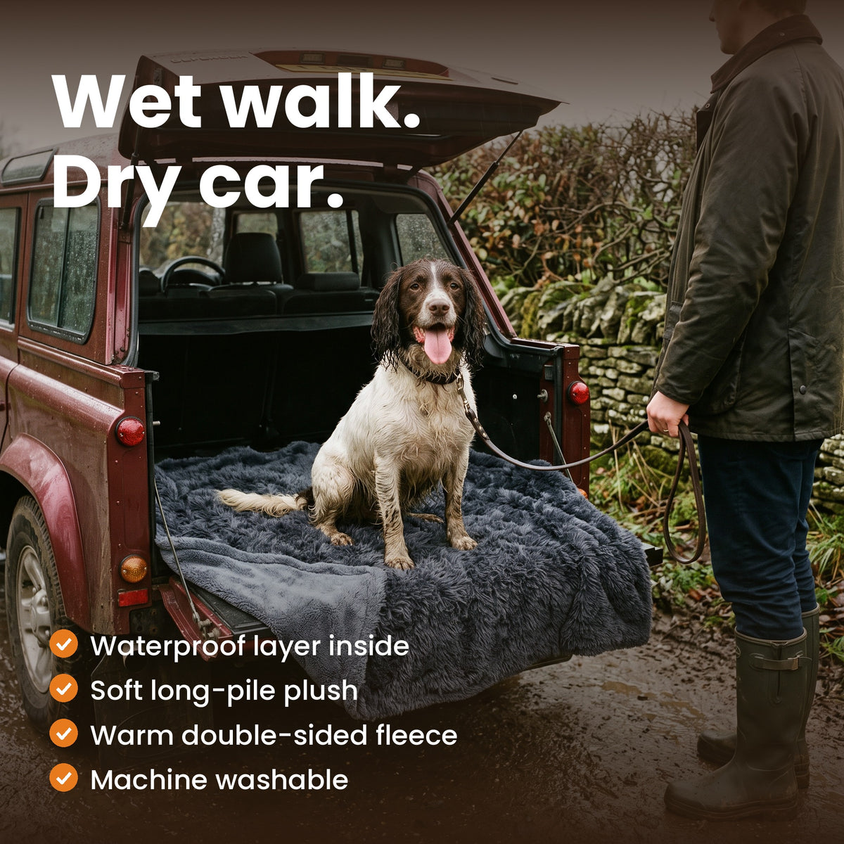 Wet walk, dry car: springer spaniel on the SnugRide Cosy Blanket in a car boot – waterproof layer, long-pile plush, machine washable